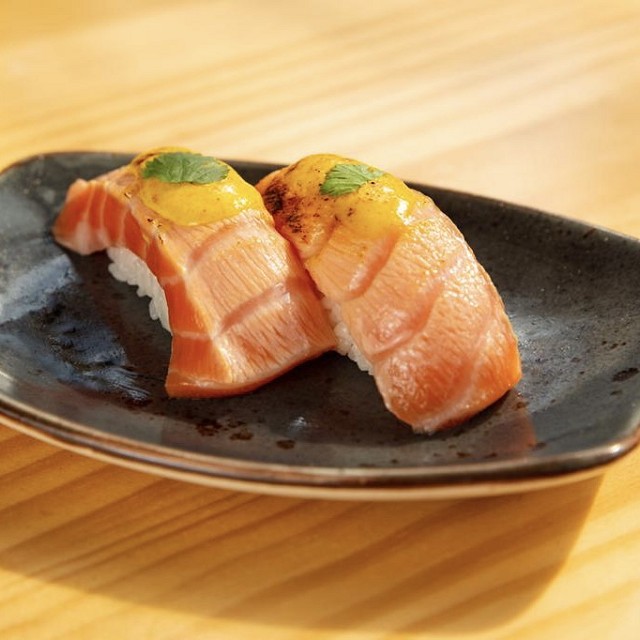 Foto producto Nigiri de salmón y aji (2pz)